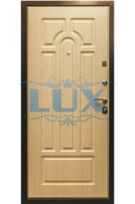 дверь отделана МДФ панелью светло бежевого цвета