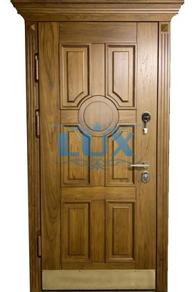 парадная металлическая дверь с карнизом и отбойноком