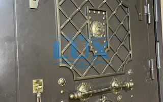 входная дверь ДСК - 40 с порошковым напылением и декоративной ковкой - блок с замками и декоративной ковкой