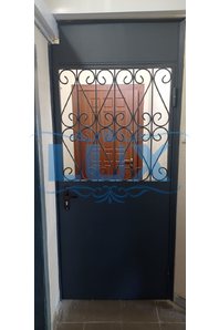 тамбурная решетчатая дверь с ручкой на планке