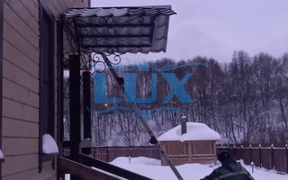 козырек из поликарбоната над крыльцом частного дома - процесс установки